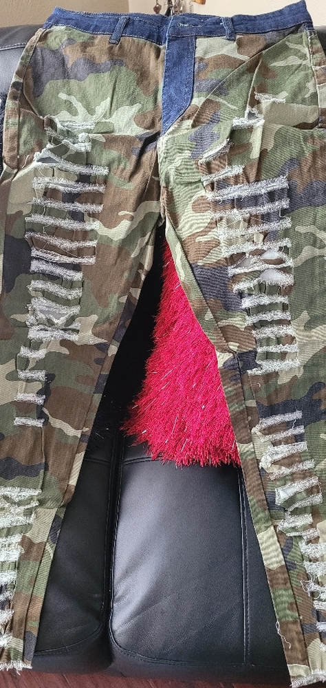 Nice,  camouflage pants with Jean pockets.  S-XXL. Not true to size.  (M) size